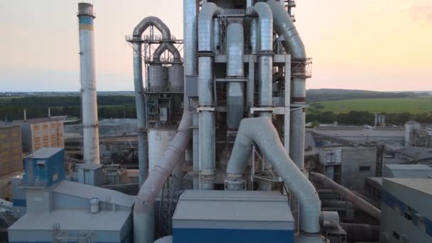 Cementanläggning med hög fabriksstruktur och tornkranar vid industriellt produktionsområde. Tillverkning och globalt industrikoncept — Stockvideo