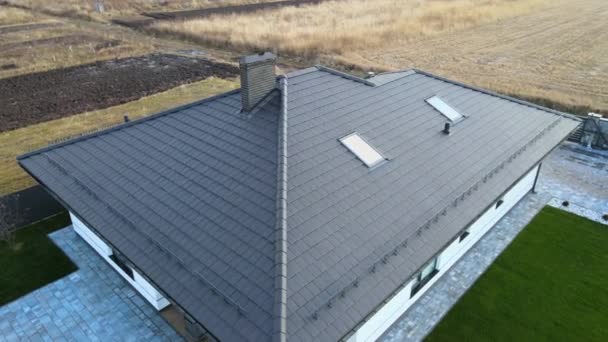 Vue aérienne de la maison privée avec bardeaux en céramique toit couvert. Investissement dans l'immobilier concept — Video