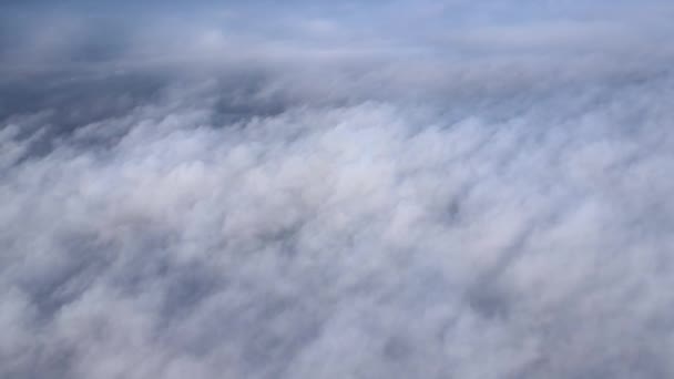 Vista aérea de alta altitude da terra coberta com nuvens chuvosas inchadas que se formam antes da tempestade — Vídeo de Stock