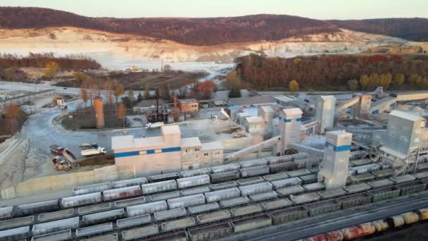 Flygfoto av godståg lastat med krossat stenmaterial vid gruvfabriken. Järnvägstransport av mald kalksten — Stockvideo