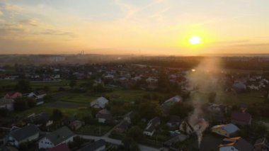 Kuru otlardan çıkan zirai atıkların ve kuru havayla yanan saman sakallarının havadan görünüşü tarım arazilerindeki kurak mevsimde küresel ısınma ve kanserojen gazlara neden oluyor..