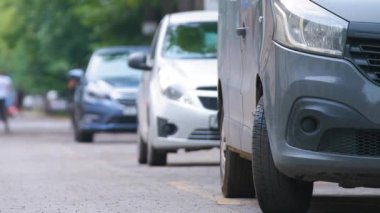 Sokak kenarında park halindeki arabalarla şehir trafiği