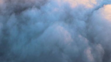 Akşamları havada uçuşan yoğun kümülüs bulutlarının yüksek irtifada havadan görüntülerini göster. Uçak penceresinden gün batımı inanılmaz.