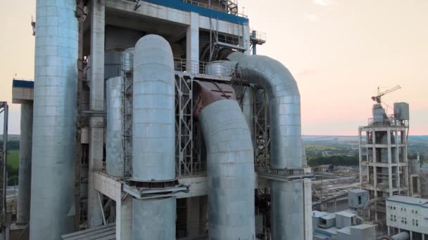 Flygfoto av cementfabrik med hög betongstruktur och tornkran vid industriproduktionsanläggning. Tillverkning och globalt industrikoncept — Stockvideo