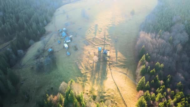 Vue aérienne de la colline de montagne avec de petites cabanes de berger le soir — Video