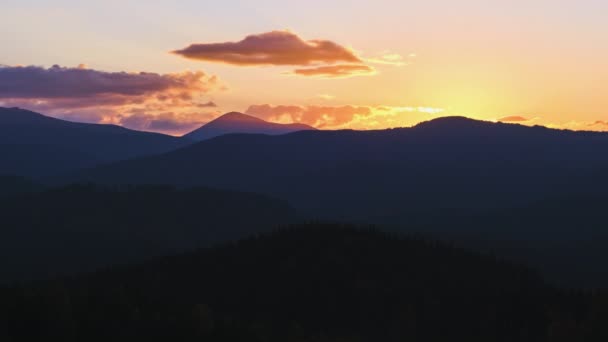 Beautiful evening panoramic landscape with bright setting sun over distant mountain peaks at sunset — Stock Video