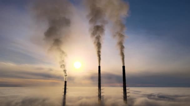 Hoge pijpen van kolencentrales met zwarte rook die naar boven beweegt, vervuilende atmosfeer. Productie van elektrische energie met fossiele brandstoffen — Stockvideo