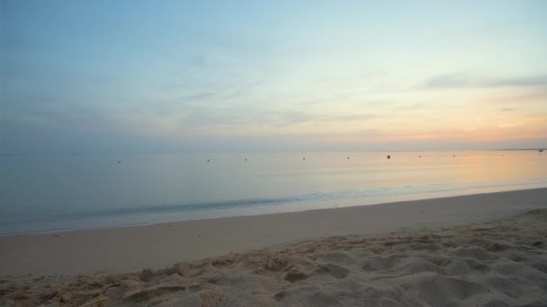 Mujer joven caminando sola en la playa de arena junto al mar disfrutando de una cálida noche tropical — Vídeos de Stock