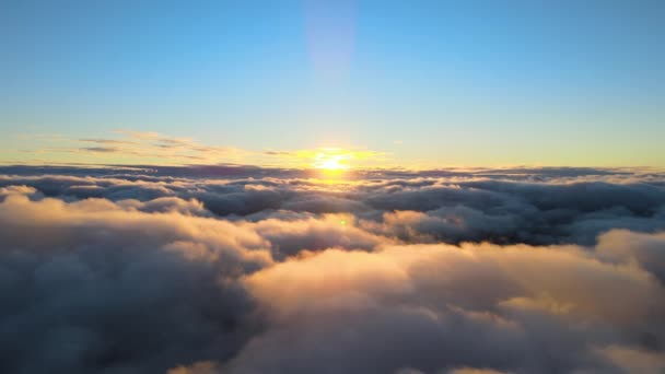 Vista aérea desde arriba a gran altitud de densas nubes de cúmulos hinchados volando por la noche. Increíble puesta de sol desde el punto de vista de la ventana del avión — Vídeo de stock