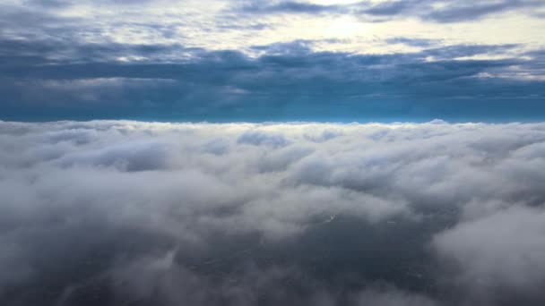 Vista aérea de alta altitude da terra coberta com nuvens chuvosas inchadas que se formam antes da tempestade — Vídeo de Stock