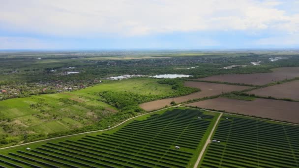 Légi kilátás nagy fenntartható elektromos erőmű sok sor napelem fotovoltaikus panelek előállítására tiszta ökológiai elektromos energia. Megújuló villamos energia kibocsátásmentes koncepcióval — Stock videók