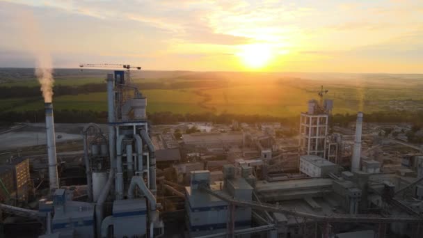 Luftfoto af cementfabrik med høj betonkonstruktion og tårnkran i industriproduktionsområdet. Fremstilling og global industri koncept – Stock-video