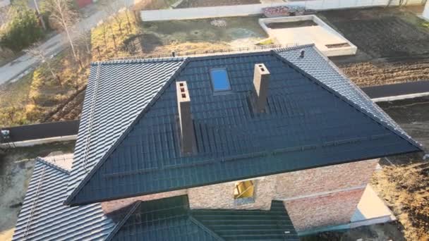 Widok z lotu ptaka dach domu pokryty gontami ceramicznymi. Pokrycie okładziną budynku w budowie — Wideo stockowe