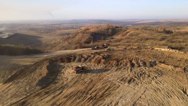 Veduta aerea del sito minerario a cielo aperto di materiali calcarei per l'edilizia con escavatori e dumper — Video Stock