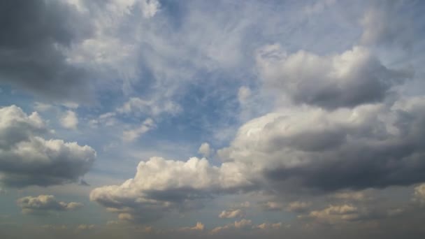 Χρόνος lapse πλάνα από γρήγορη κίνηση λευκά φουσκωτά σύννεφα σε μπλε καθαρό ουρανό — Αρχείο Βίντεο