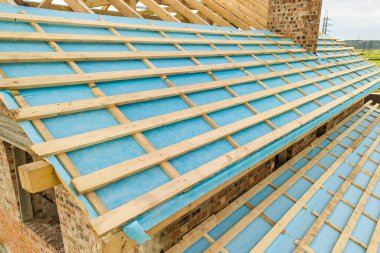 Ahşap çatı iskeleti olan tuğladan bir evin havadan görünüşü