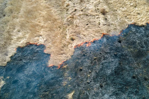 Kurak mevsimde çayırların kırmızı ateşle yandığını gösteren hava manzarası. Doğal afet ve iklim değişikliği kavramı — Stok fotoğraf