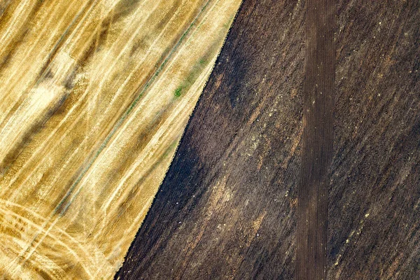 Вид с воздуха на вспаханное сельскохозяйственное поле, подготовленное для посадки культур весной — стоковое фото