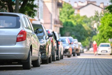 Sokak kenarında park halindeki arabalarla şehir trafiği