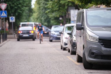 Sokak kenarında park halindeki arabalarla şehir trafiği