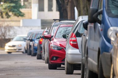 Sokak kenarında park halindeki arabalarla şehir trafiği
