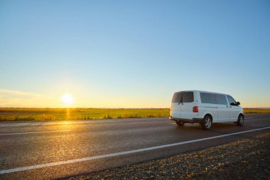 Yolcu kamyonu gün batımında şehirlerarası yolda hızla gidiyor. Akşamları otoyol trafiği
