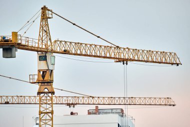 Yüksek konutlu apartman şantiyesindeki vinçler. Gayrimenkul geliştirme