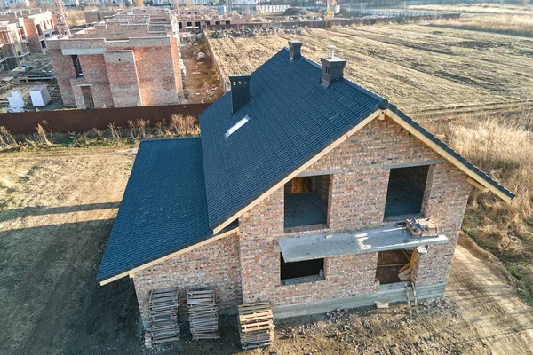 Вид зверху на дах будинку, покритий керамічною черепицею. Кахельне покриття будівлі під будівництво — стокове фото