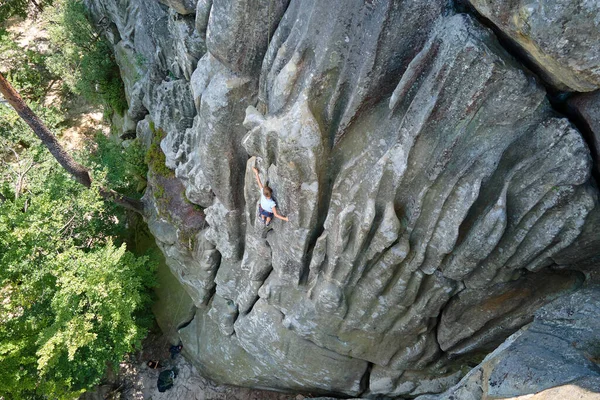 Вид на повітря великих кам'янистих утворень з валунами і високими скелями — стокове фото