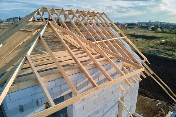 Вид з повітря незакінчений каркас приватного будинку з газобетонними легкими бетонними стінами та дерев'яним каркасом даху — стокове фото