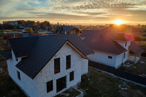 Veduta aerea della casa incompiuta con muri in calcestruzzo leggero aerato e tetto in legno rivestito con piastrelle metalliche in costruzione — Foto Stock
