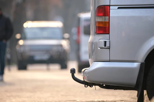 Närbild av en van med dragkrok parkerad på stadens gata sida — Stockfoto