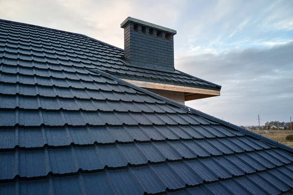 Nahaufnahme des Hausdachs mit metallischen Schindeln bedeckt. Ziegelverkleidung des Gebäudes — Stockfoto