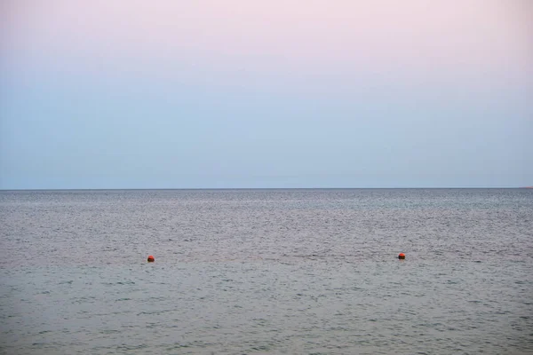 Primer plano de la superficie del paisaje marino de agua de mar azul con pequeñas olas onduladas —  Fotos de Stock