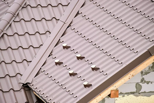 Detailní sněhová ochranka pro bezpečnost v zimě na střeše domu pokryté ocelovými pásovými opasky. Dlážděná krytina budovy — Stock fotografie