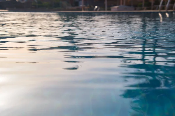 Close-up oppervlak van blauw helder water met kleine rimpelgolven in het zwembad — Stockfoto
