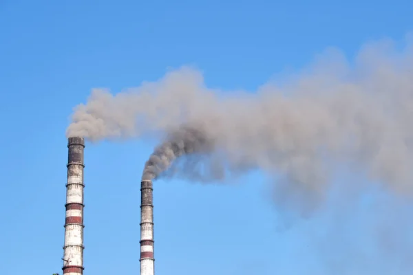 Centrale au charbon hauts tuyaux avec fumée noire se déplaçant vers le haut atmosphère polluante. Production d'énergie électrique avec concept de combustibles fossiles — Photo
