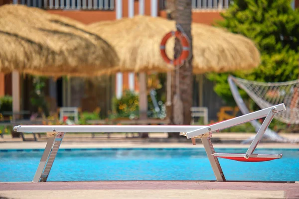 여름 휴양지 수영장에 있는 빈 갑판 의자. 휴가와 출퇴근에 대한 개념 — 스톡 사진