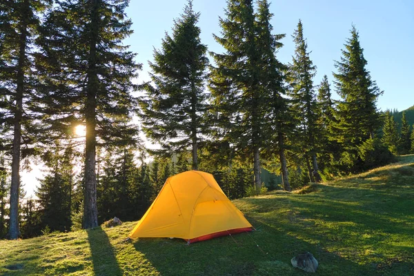 Turistický kempovací stan na horském táboře za jasného slunečného večera. Aktivní turistika a turistika koncept — Stock fotografie