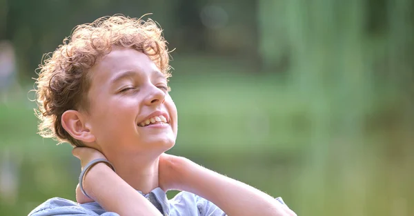 快乐的小男孩在夏天的公园里放松.积极的孩子在外面享受夏天的时光。儿童福利概念 — 图库照片