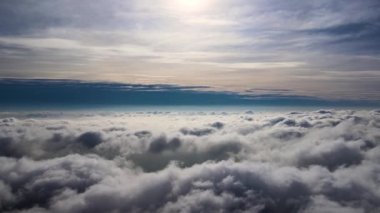 Dünya 'nın yüksek irtifasından hava manzarası sağanak yağmurdan önce oluşan yağmurlu bulutlarla kaplı.