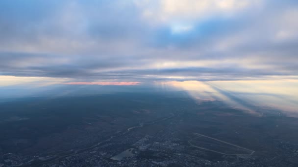 从高空的飞机窗向空中俯瞰，地面上覆盖着一层薄薄的薄雾和遥远的云彩 — 图库视频影像