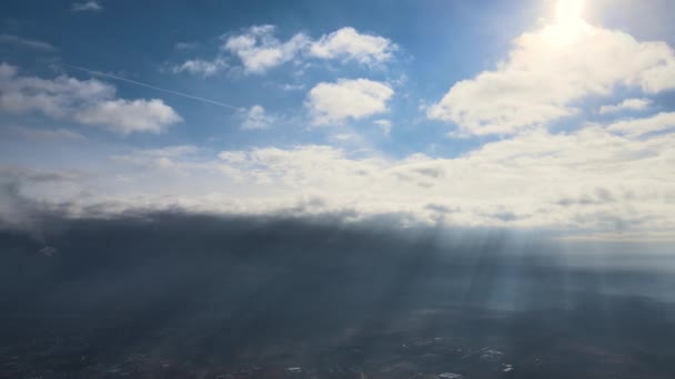Αεροφωτογραφία από το μεγάλο υψόμετρο της μακρινής πόλης που καλύπτεται με φουσκωτά σύννεφα που πετούν πριν από την καταιγίδα. Αεροπλάνο άποψη του τοπίου σε συννεφιασμένο καιρό — Αρχείο Βίντεο