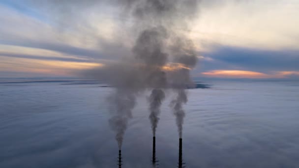 Letecký pohled na uhelné elektrárny vysoké trubky s černým kouřem pohybující se nahoru znečišťující atmosféru při západu slunce — Stock video