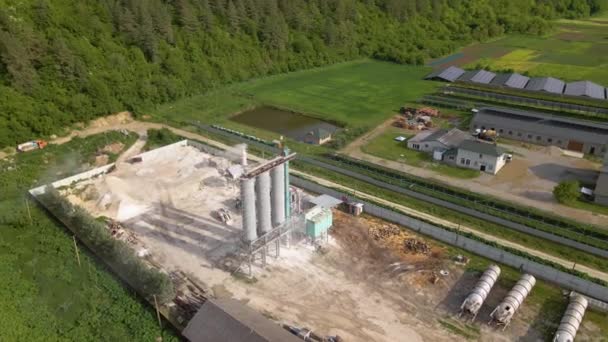 Vista aérea de la central eléctrica con hileras de paneles fotovoltaicos solares para producir energía eléctrica ecológica limpia en el área industrial. Electricidad renovable con concepto de cero emisiones — Vídeos de Stock