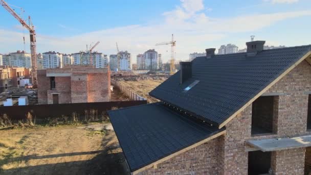 Vista aérea de la azotea de la casa cubierta con tejas de cerámica. Revestimiento de baldosas del edificio en construcción — Vídeos de Stock