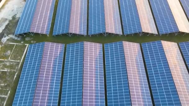 Vista aérea de una gran central eléctrica sostenible con filas de paneles fotovoltaicos solares para producir energía eléctrica ecológica limpia. Electricidad renovable con concepto de cero emisiones. — Vídeos de Stock