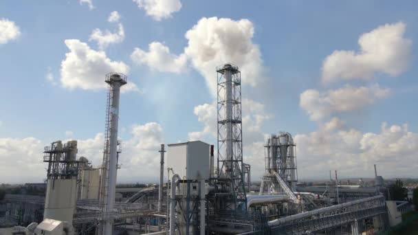 Petrol ve gaz rafinerisi yüksek rafineri fabrikası üretim yapısına sahip petrokimya fabrikasının havadan görünüşü. Küresel üretim ve üretim kavramı — Stok video