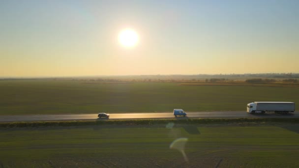 Vue aérienne du semi-camion avec remorque cargo conduisant sur les marchandises de transport routier en soirée. Transport de livraison et concept logistique — Video