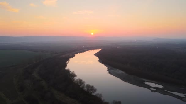 Вид з повітря на широку річку, що тече тихо в сільській місцевості восени увечері — стокове відео